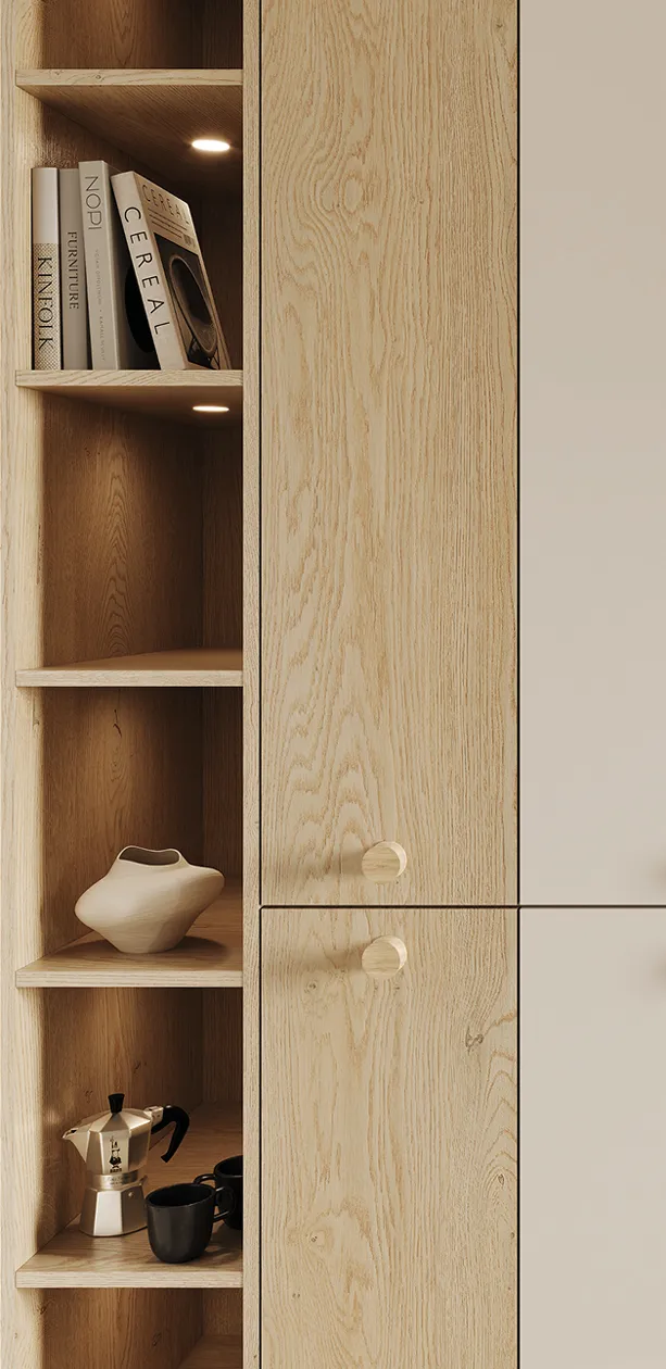 Moderner Küchenschrank mit Holzfronten und offenen Regalfächern. Schlichte Griffe und integrierte Beleuchtung betonen das skandinavische, natürliche Küchendesign.